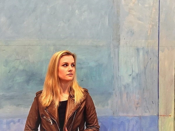 Madi in front of Richard Diebenkorn's 'Ocean Park #60' at the Anderson Collection at Stanford University